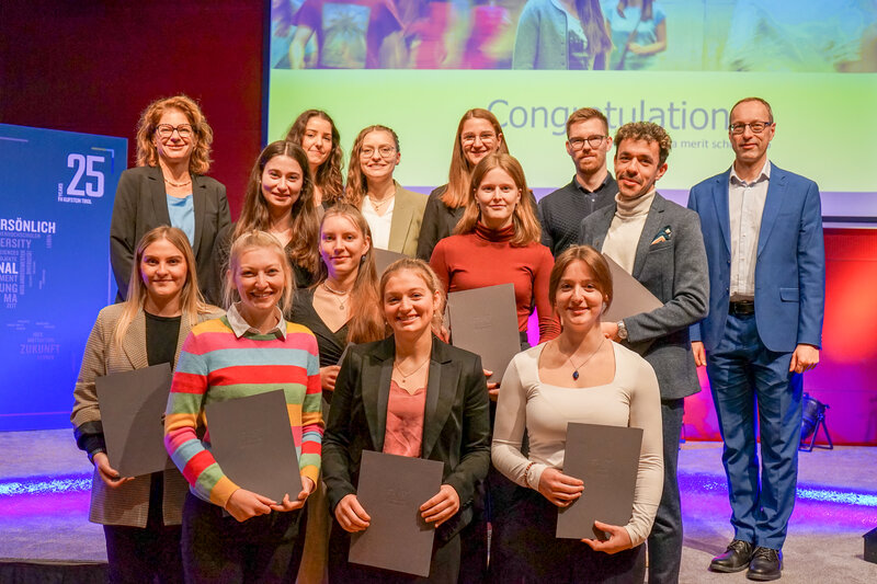 Gruppenbild SKVM-Studierende anlässlich der Verleihung der Leistungsstipendien an der FH Kufstein Tirol.