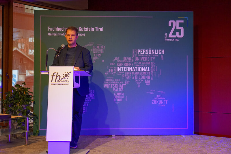 Prof. (FH) DDr. Mario Situm hält eine Rede auf dem Podium im Festsaal anlässlich der Verleihung der Leistungsstipendien an der FH Kufstein Tirol.