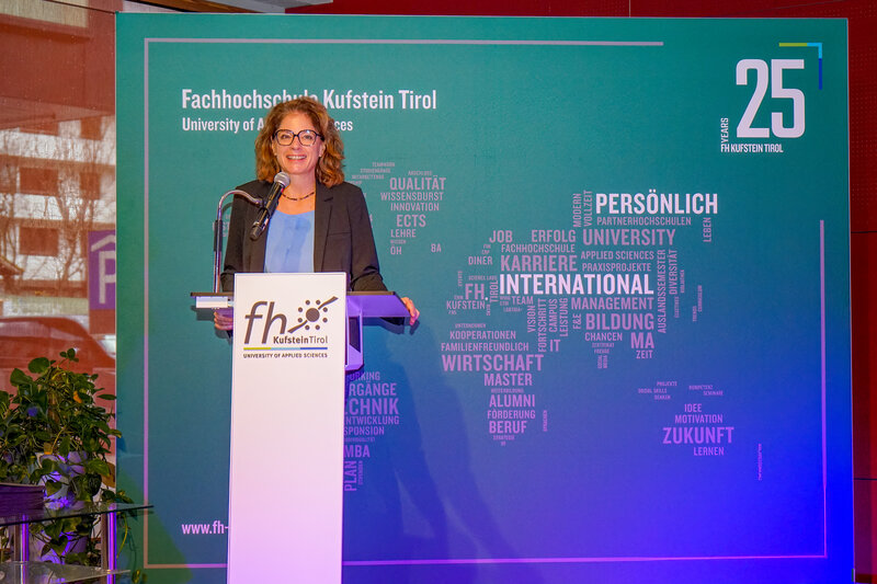 Asc. Prof. (FH) Mag. Monika Kohlhofer bei ihrer Rede anlässlich der Vergabe der Leistungsstipendien an der FH Kufstein Tirol.