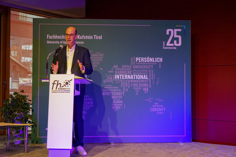 Prof. (FH) Dr. Peter Dietrich, hält eine Rede auf dem Podium im Festsaal anlässlich der Verleihung der Leistungsstipendien an der FH Kufstein Tirol.