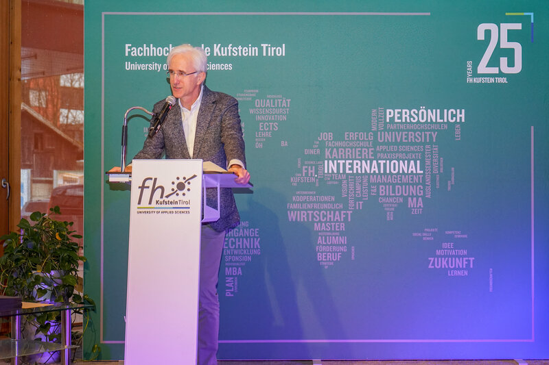 Prof. (FH) DI Dr. Martin Adam hält eine Rede auf dem Podium im Festsaal anlässlich der Verleihung der Leistungsstipendien an der FH Kufstein Tirol.