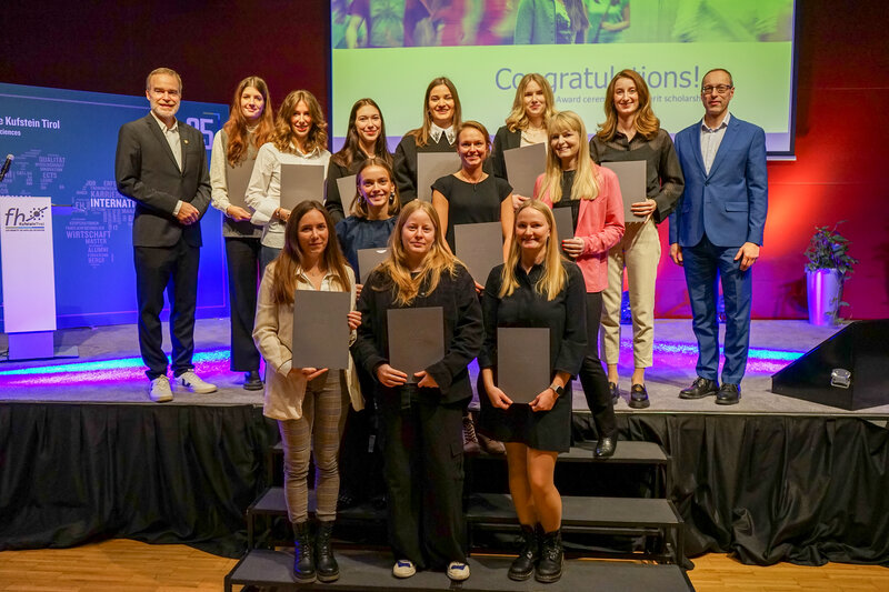 Gruppenbild DIM/MKM -Studierende anlässlich der Verleihung der Leistungsstipendien an der FH Kufstein Tirol.