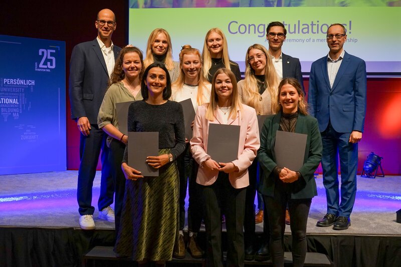 Gruppenbild IBS-Studierende anlässlich der Verleihung der Leistungsstipendien an der FH Kufstein Tirol.