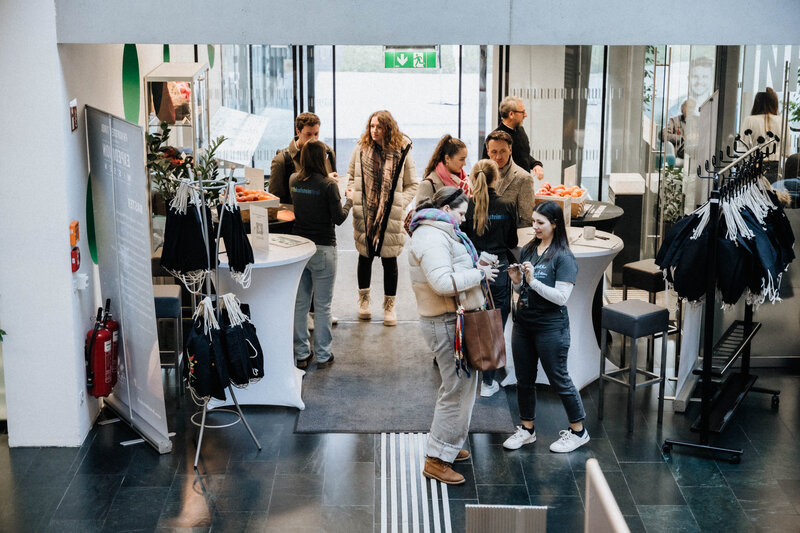 Blick in die Aula auf Gäste am Tag der offenen Tür. 