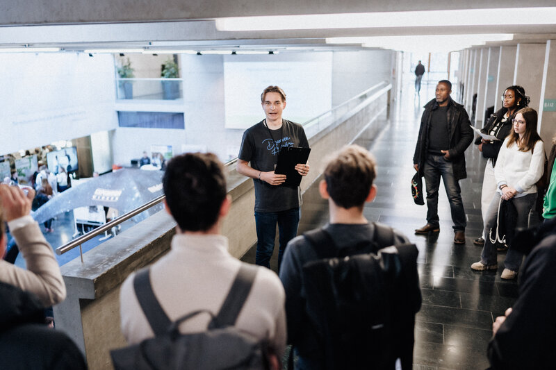 Mehrere Gäste nehmen an der Campus-Tour am Tag der offenen Tür an der FH Kufstein Tirol teil. 