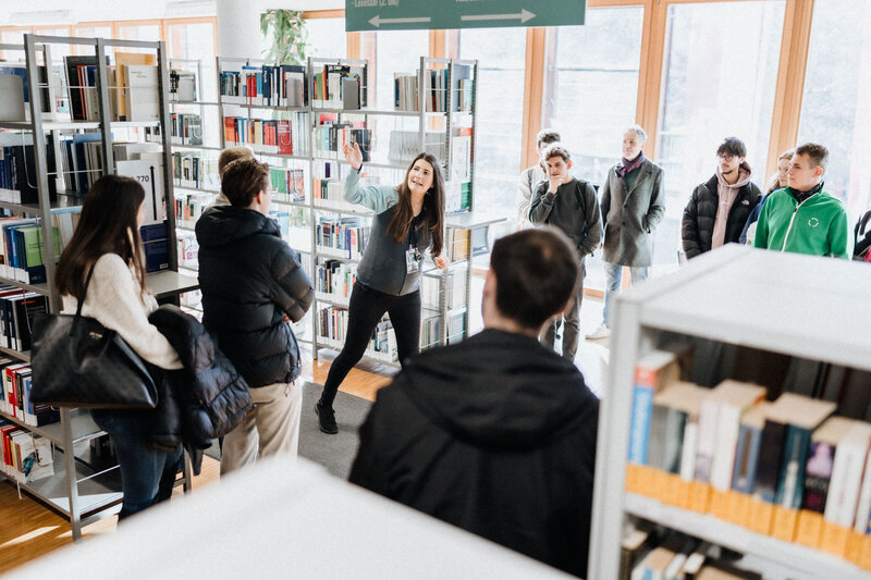 Mehrere Gäste bei Führung durch die kubi am Tag der offenen Tür an der FH Kufstein Tirol. 