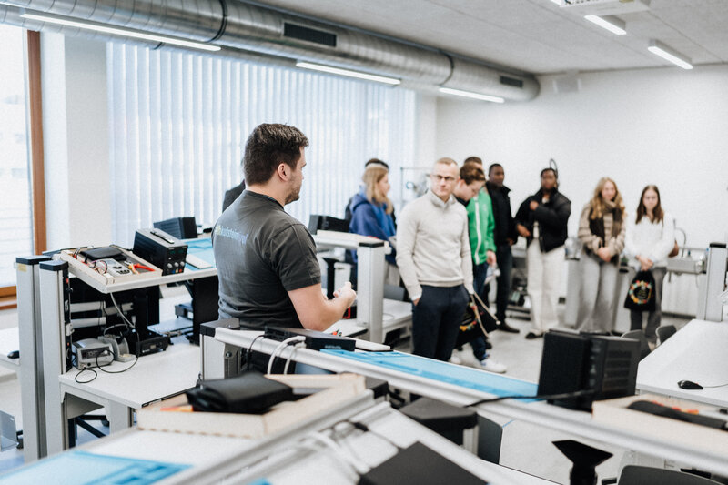 Führung durch Lab am Tag der offenen Tür an der FH Kufstein Tirol