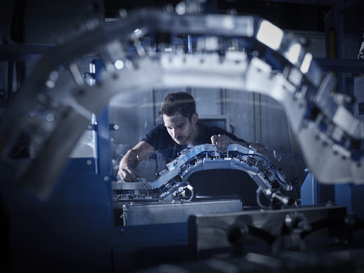 Ein Mitarbeitender von 3CON Anlagenbau arbeitet konzentriert an einer hochmodernen Produktionsanlage. Die Aufnahme zeigt präzise technische Details im Vordergrund und vermittelt die Innovationskraft des Unternehmens.