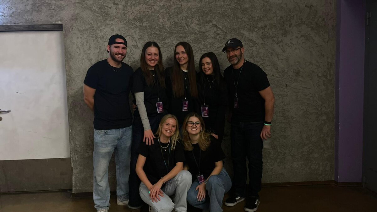 Das Lektor Selektor Team 2024: Nikolas Schwirtz, Katharina Jörg, Lara Luber, Claudia Zadric, Susanne Markus, Johanna Ringgenburger und Mark Romanelli. 