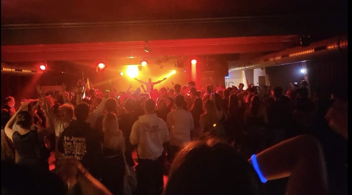 Publikum in der Kulturfabrik Kufstein beim Lektor Selektor 2024.