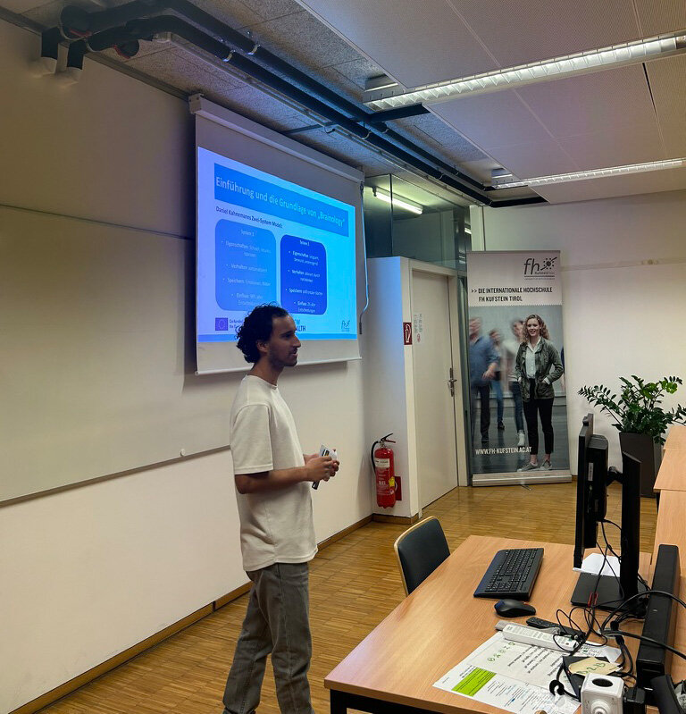 New Health Content Studierender stehend im Raum