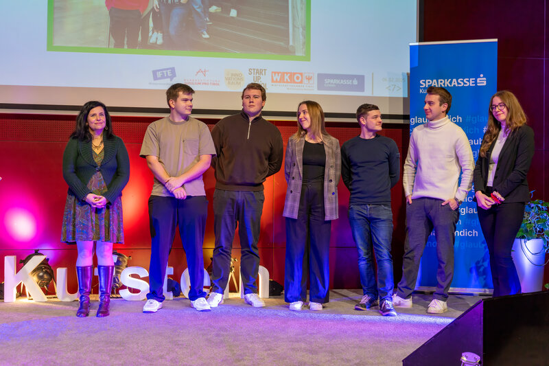 Eine Gruppe von Schüler:innen zusammen mit Claudia de Vincenzi-Wurnig, Mitarbeiterin am Institut für Entrepreneurship.