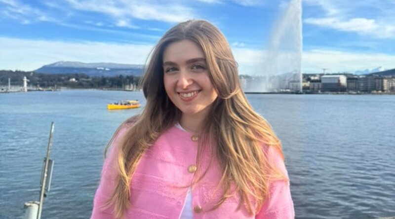 Selin Bulut vor der Kulisse Genfs. 