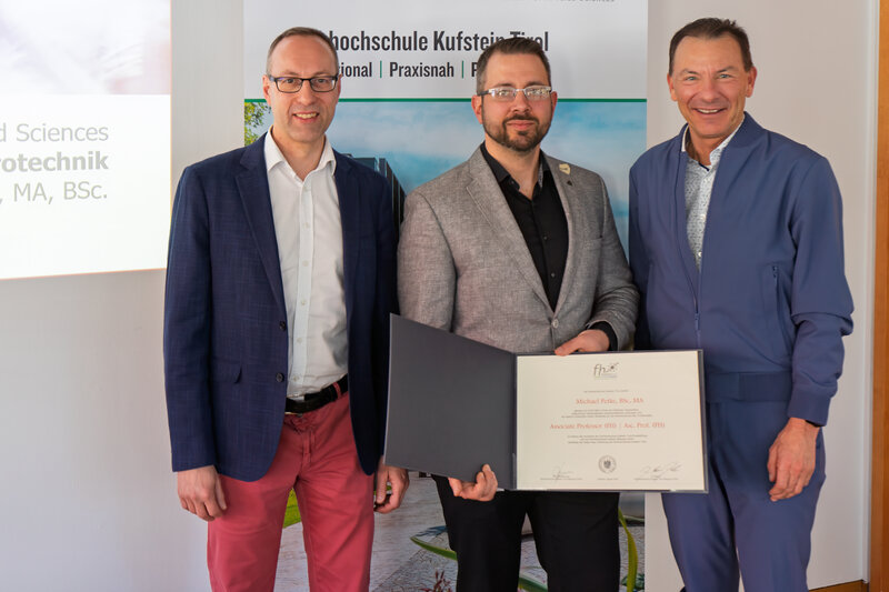 .: FH-Rektor Prof. (FH) PD Dr. Mario Döller, Asc. Prof. (FH) Michael Petke, MA, sowie Prof. (FH) Dr. Thomas Madritsch, Geschäftsführer FH Kufstein Tirol bei der feierlichen Urkundenübergabe. 