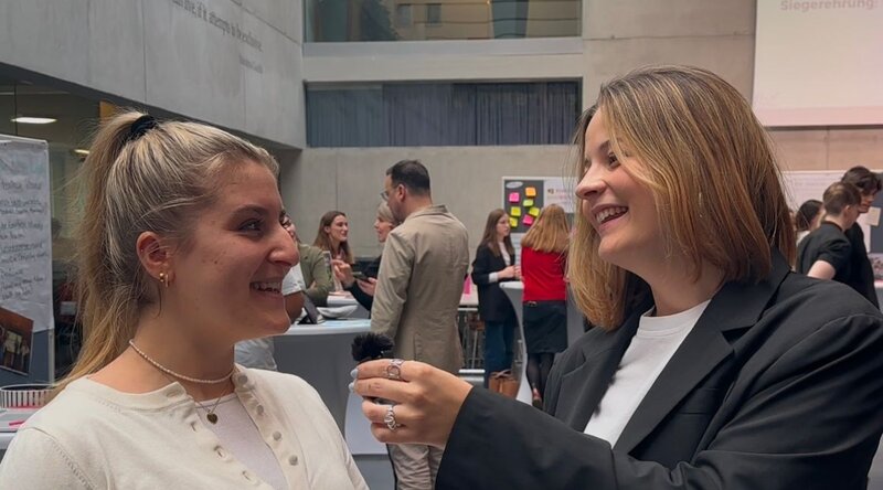 Besucherinnen der Expo an der FH Kufstein Tirol in einer Unterhaltung. 