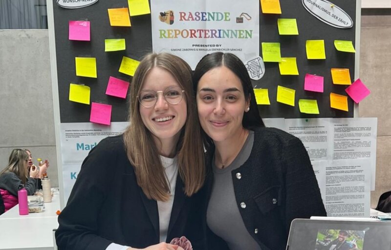 Die beiden Studentinnen der Praxisprojektgruppe "Rasende Reporterinnen" auf der Expo 2025 der FH Kufstein Tirol. 