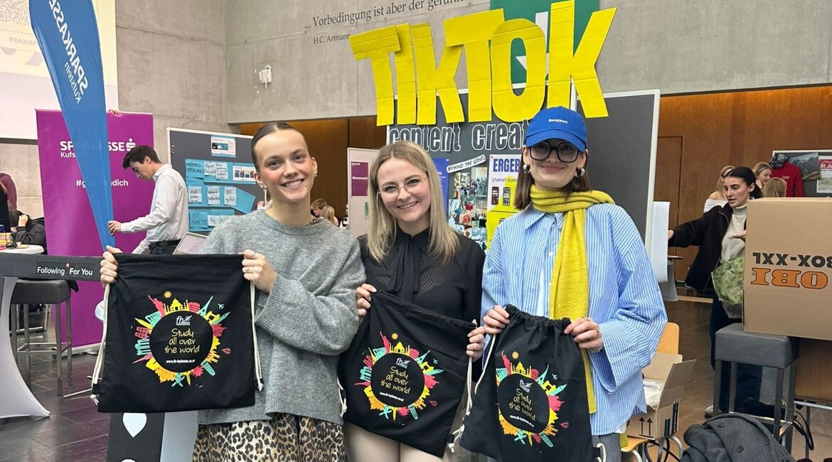 Das Siegerteam der Expo 2025 MKM und DIM präsentiert stolz FH-Kufstein-Tirol-Merch. 