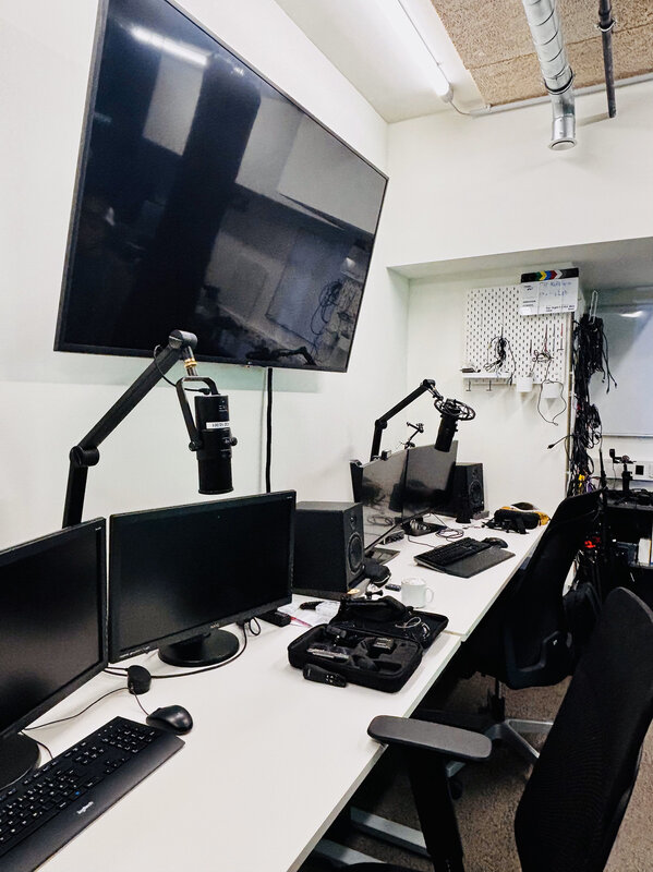 Bildschirme auf Schreibtischen