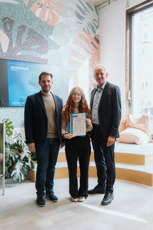 Prof. (FH) DDr. Mario Situm und Dir. Klaus Felderer zusammen mit ESG-Preisträgerin Christina Haderer 