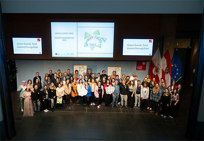 Veranstalterinnen auf der Bühne