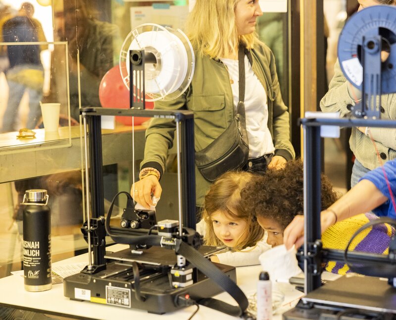 Kinder blicken durch ein Glas