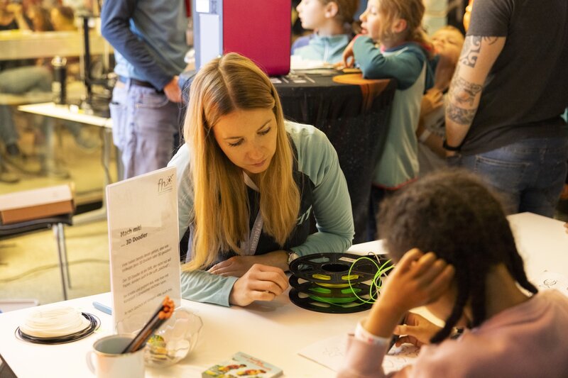 Lena von vorne am Tisch mit einem Kind
