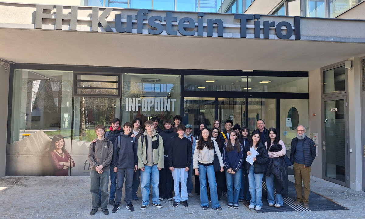 Gruppenfoto der Schüler:innen vor dem Eingang der FH Kufstein Tirol