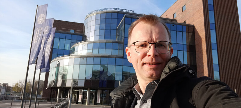 Karsten Böhm vor dem Hochschulgebäude