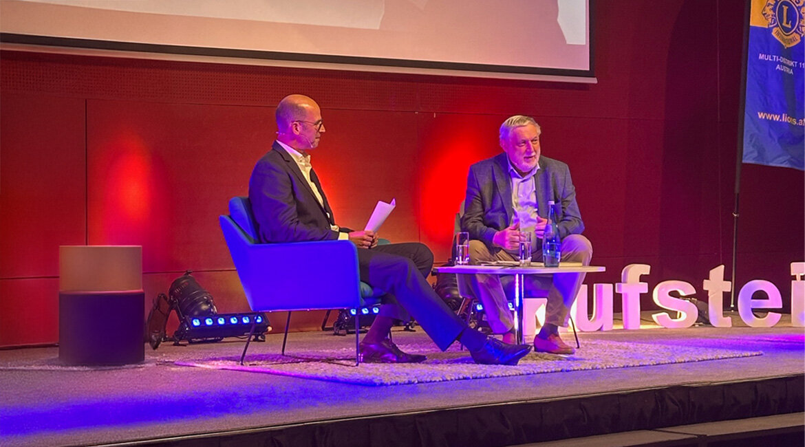Prof. (FH) Dr. Peter Dietrich und Dr. Franz Fischler am Podium des Festsaals der FH Kufstein Tirol. 