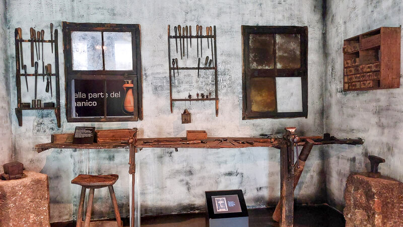 Blick in einen traditionellen Arbeitsraum im Museum mit Holzrahmen und Tisch