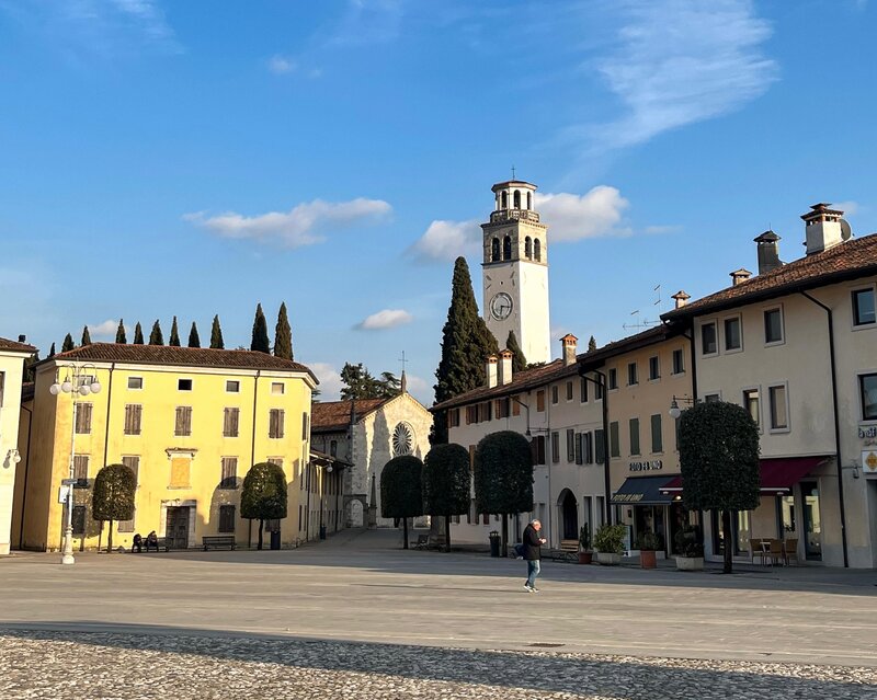 Blick auf die Kirche und die Altstadt von Maniago