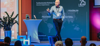 Prof. (FH) Dr. Roman Stöger auf dem Podium im Festsaal der FH Kufstein Tirol beim 1. KI-Kongress. 