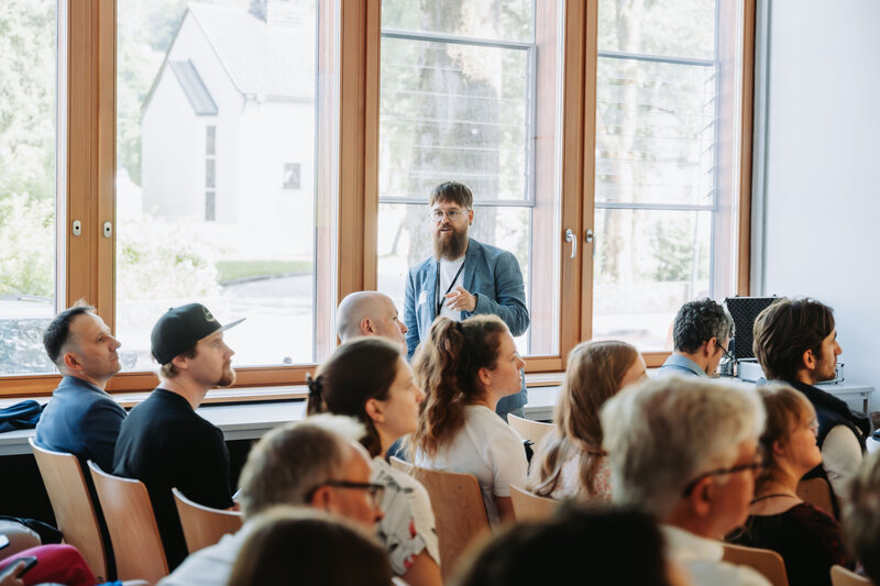 Vortrag von Prof. (FH) Dipl.-Ing. Thomas Schmiedinger, PhD beim 1. KI-Kongress der FH Kufstein Tirol. 