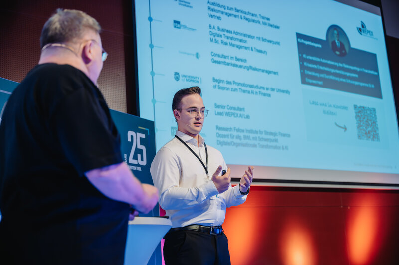 Vortragende Person beim 1. KI-Kongress der FH Kufstein Tirol