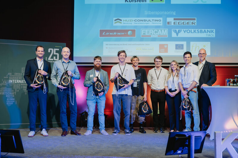 Gruppenfoto auf dem Podium der FH Kufstein Tirol beim 1. KI Kongress. 