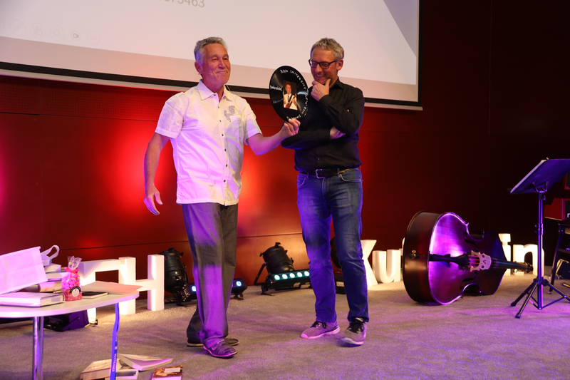 Prof. (FH) Mag. Kurt Hoffmann im Rahmen seiner Abschiedsvorlesung einen Preis an Prof. (FH) Dr. Johannes Lüthi.