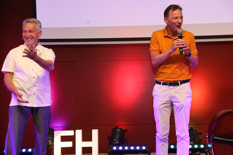Prof. (FH) Mag. Kurt Hoffmann und der Geschäftsführer der FH, Prof. (FH) Dr. Thomas Madritsch, gemeinsam auf der Bühne im Festsaal. 