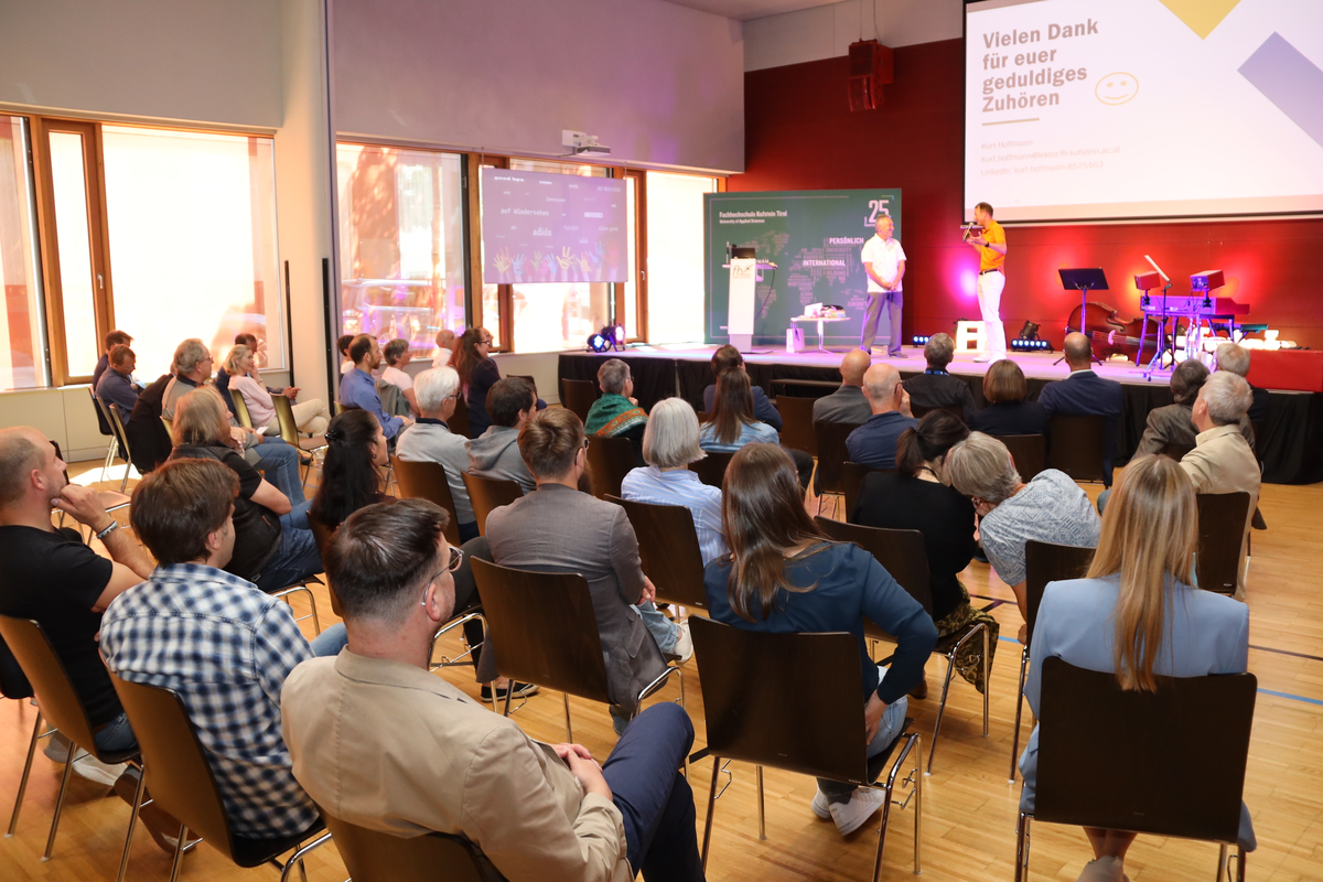 Blick auf das Publikum im Festsaal der FH Kufstein Tirol bei der Verabschiedung von Prof. (FH) Mag. Kurt Hoffmann. 