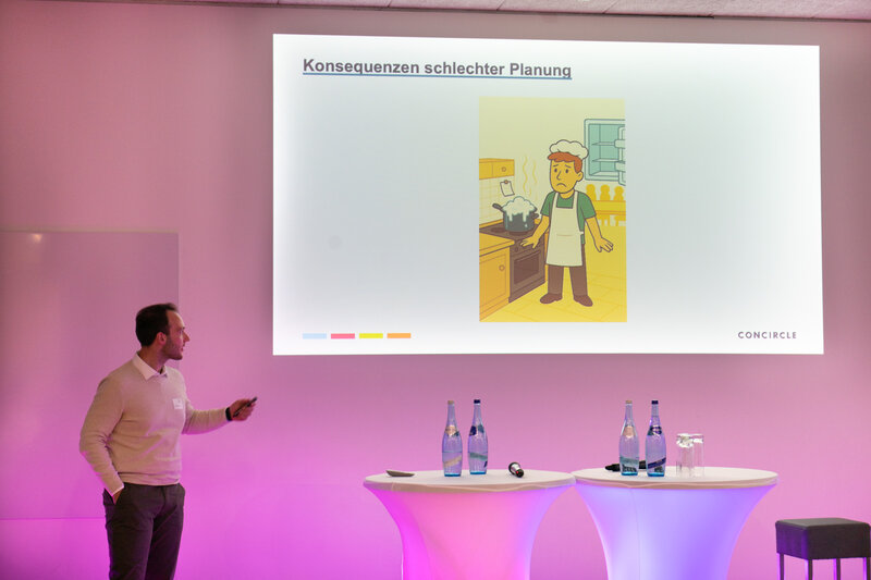 Person erklärt Inhalte aus der Präsentation