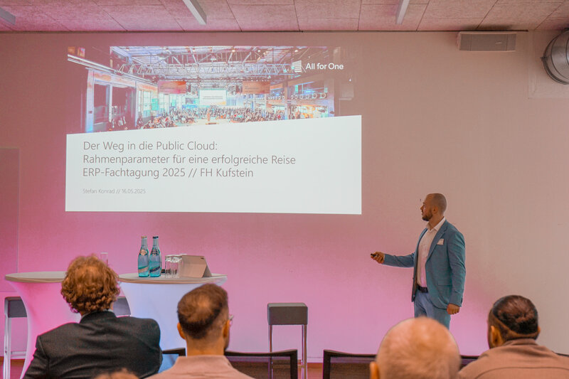 Person zeigt auf die Präsentation