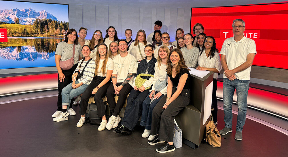 Personen stehend und sitzend im Studio beim ORF