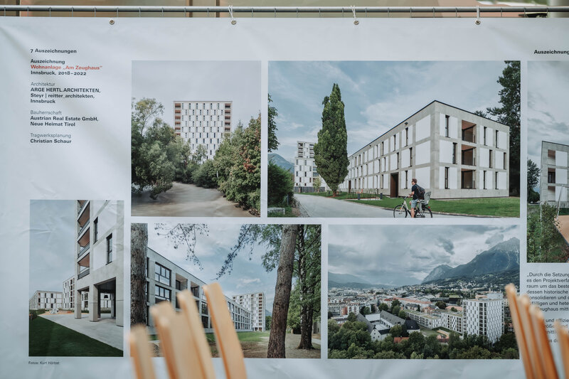 Ein Bauzaunbanner mit Bildern. 