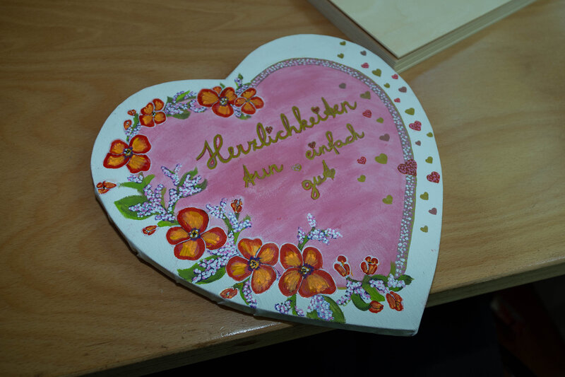Ein bunt bemaltes Holzherz