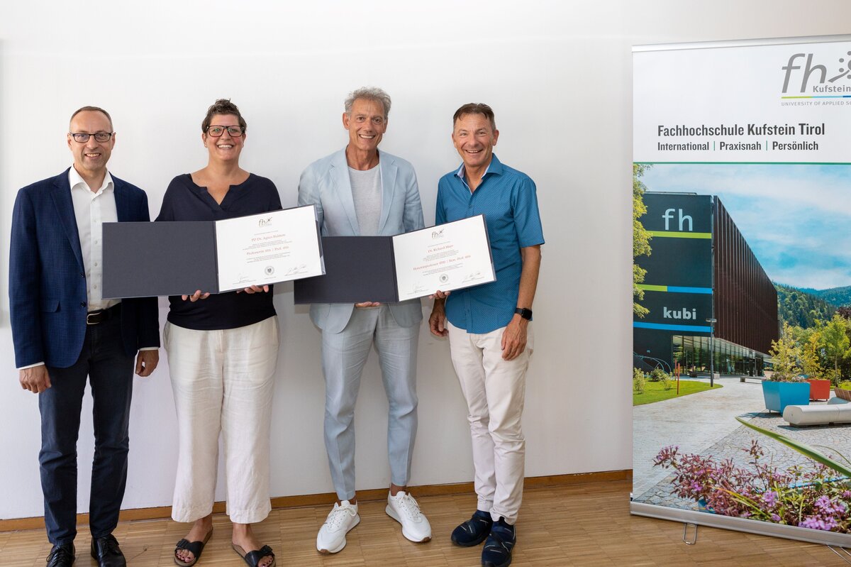 Rektor Prof. (FH) PD Dr. Mario Döller, Prof. (FH) PD Dr. Agnes Bidmon, Hon.-Prof. (FH) Dr. Richard Mayr und FH-Geschäftsführer Prof. (FH) Dr. Thomas Madritsch – Bidmon und Mayr mit ihren frisch verliehenen Urkunden.