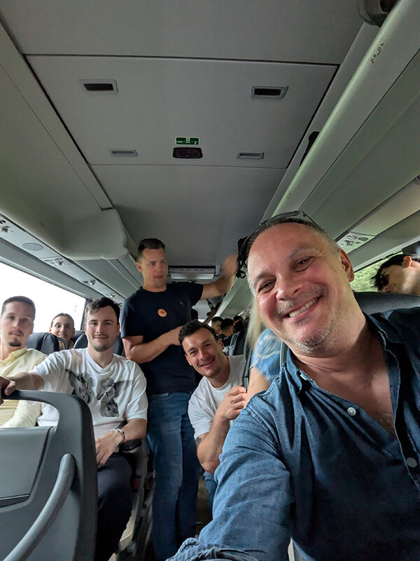 Eine Gruppe von Menschen in einem Bus.