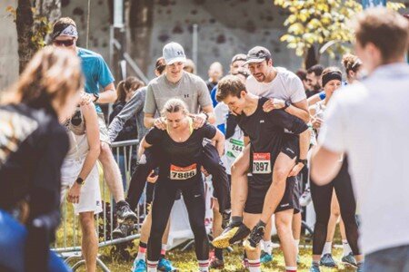 Teilnehmende des Kuftrail-UAM-Events beim Start einer Team-Staffel.