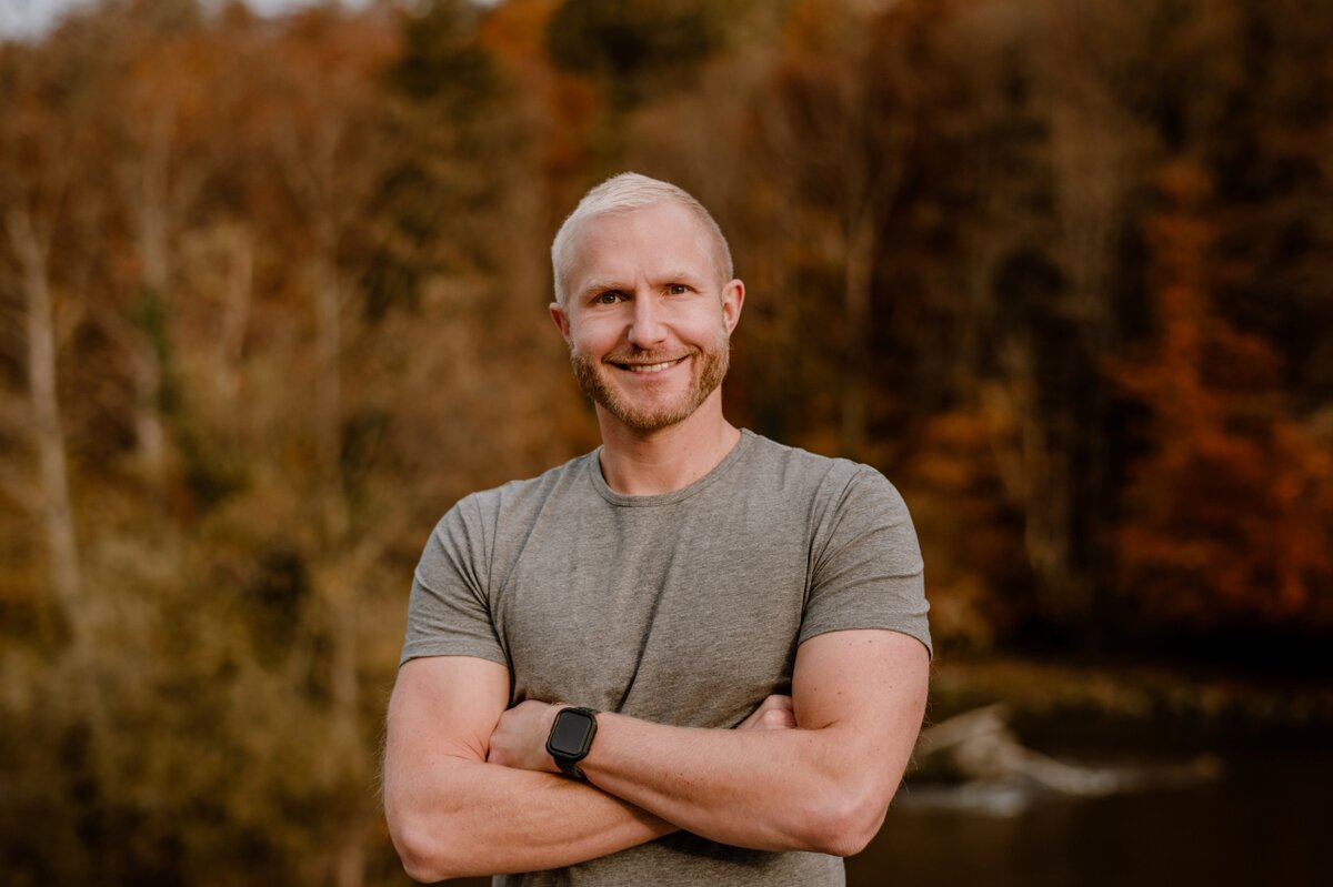 Alexander Henoch, Lehrender, im herbstlichen Outdoor-Porträt.