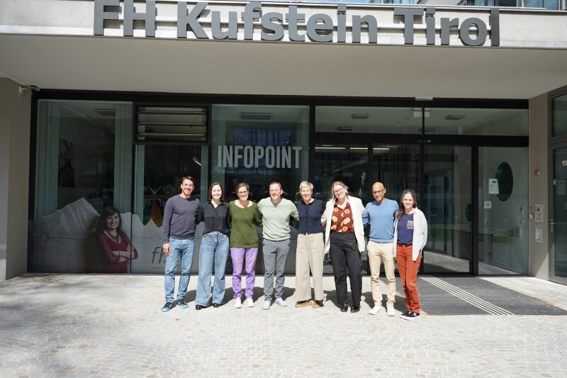 Gruppenfoto der PASS-Projektpartner vor der FH Kufstein Tirol.