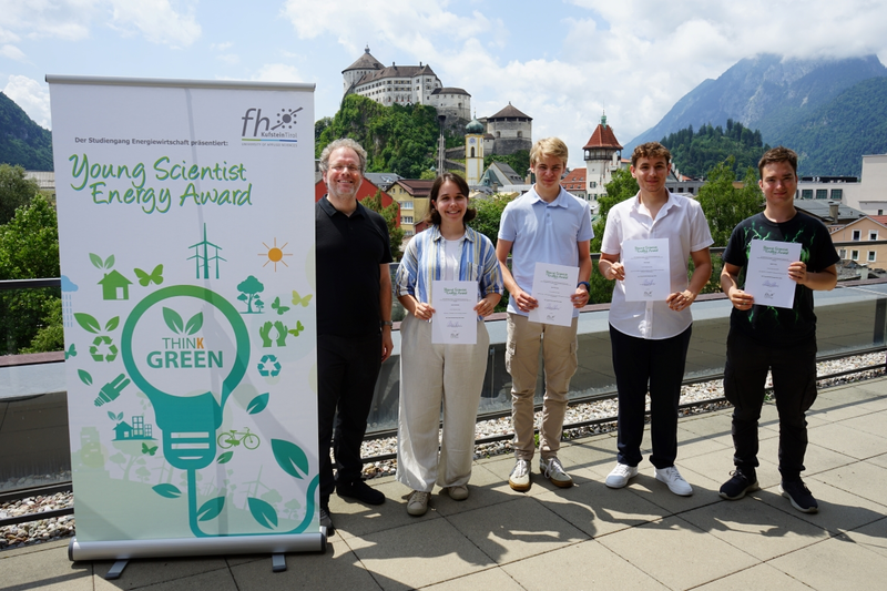 Preisträger:innen des Young Scientist Energy Award mit Urkunden vor der Festung Kufstein.