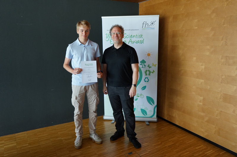 Teilnehmer des Young Scientist Energy Award mit Urkunde und Juror bei der Verleihung.
